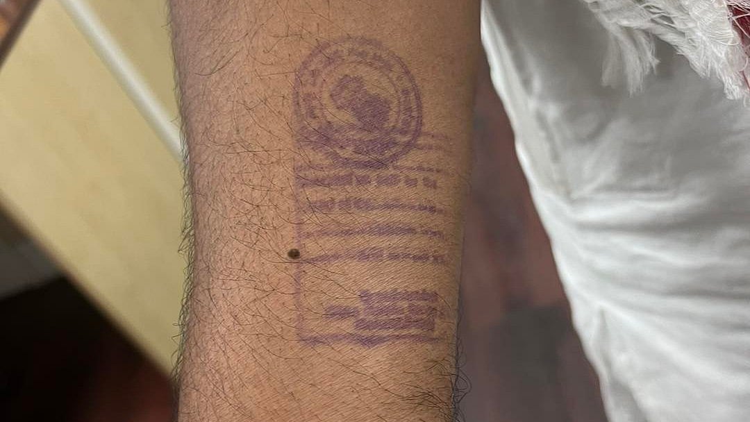 'ജനാധിപത്യത്തിലെ വെല്ലുവിളികളുടെ പ്രതീകം'; കൈയിലെ തടവുമുദ്ര പ്രദര്‍ശിപ്പിച്ച് ഹേമന്ത് സോറന്‍